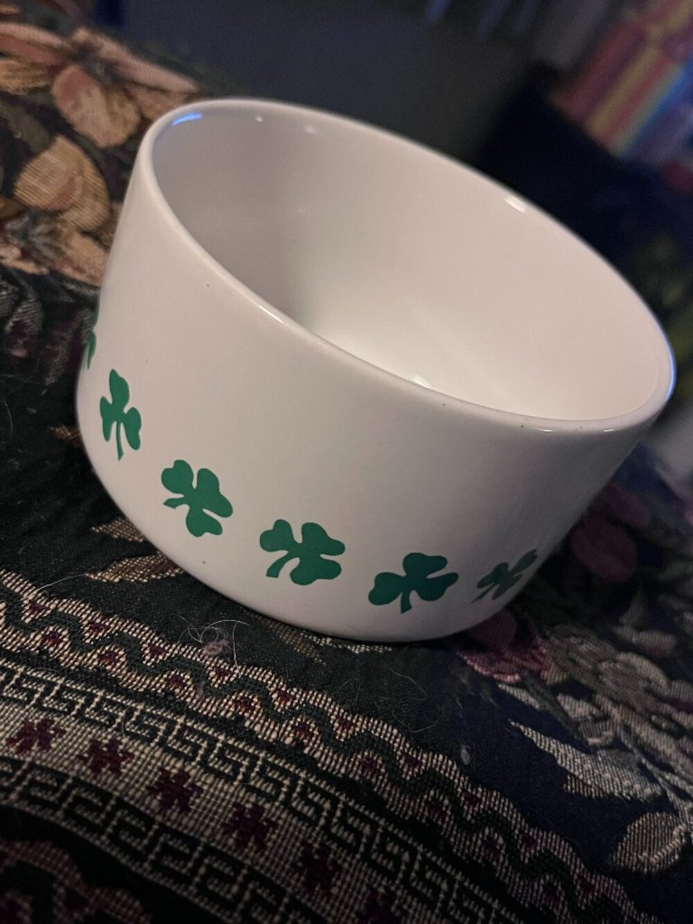 Bowl with clover decoration